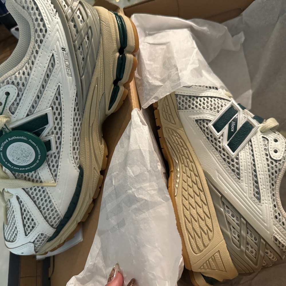 NEW BALANCE SNEAKERS